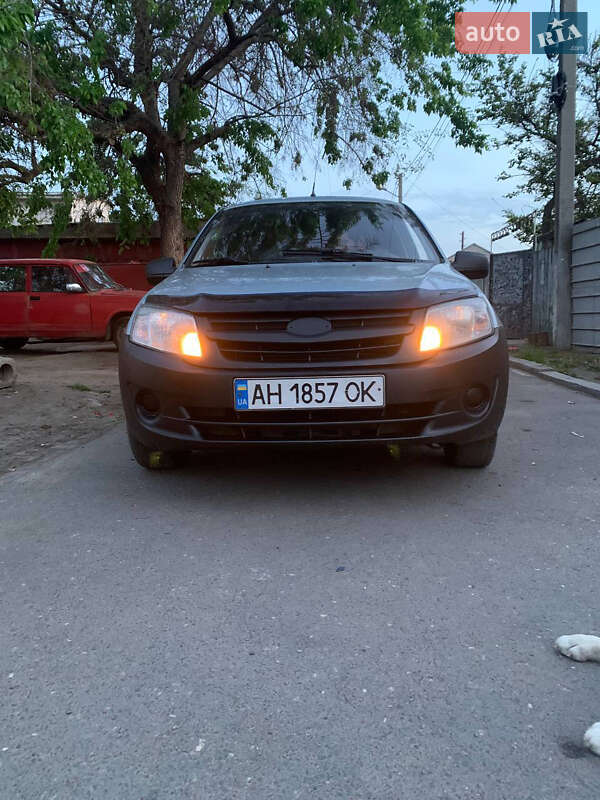 Седан ВАЗ 2190 Granta 2013 в 