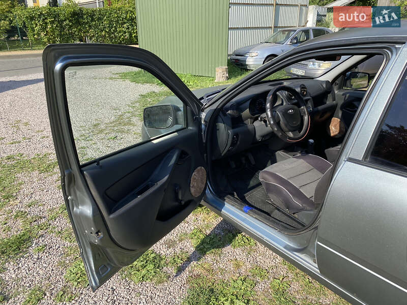 Седан ВАЗ / Lada 2190 Granta 2012 в Киеве