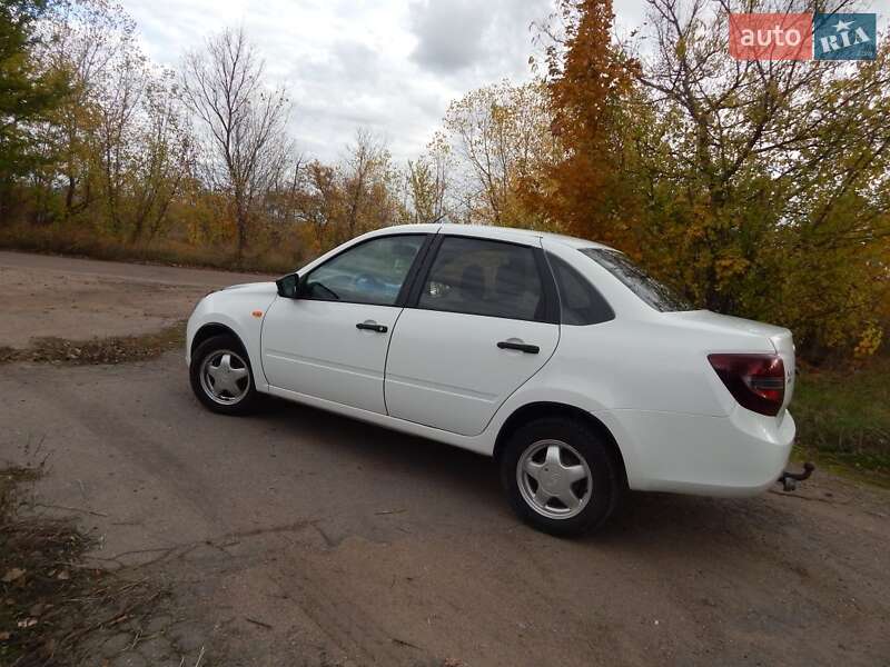 Седан ВАЗ / Lada 2190 Granta 2016 в Александрие