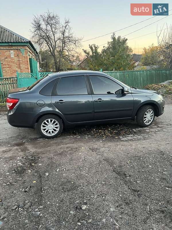 Седан ВАЗ / Lada 2190 Granta 2015 в Кобеляках