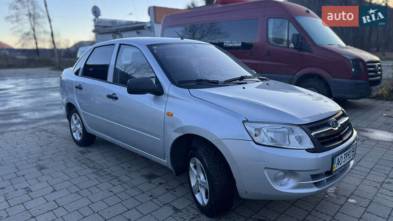 Седан ВАЗ / Lada 2190 Granta 2013 в Иршаве