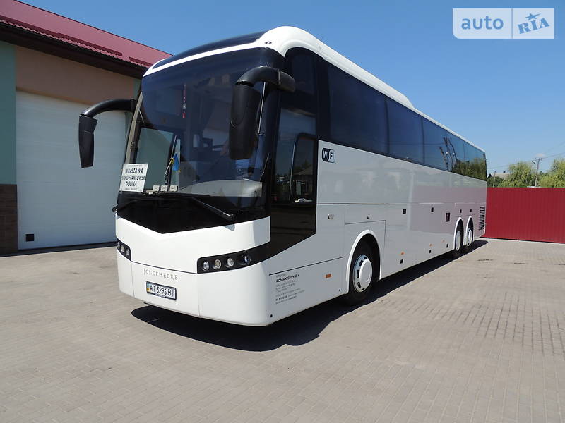 Қыз саусағымен клиторын ысқылайды