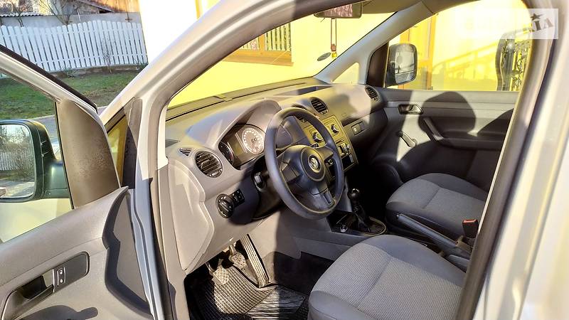 Грузопассажирский фургон Volkswagen Caddy 2011 в Черновцах