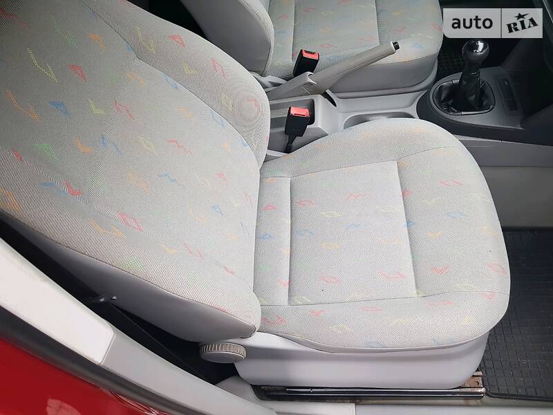 Вантажопасажирський фургон Volkswagen Caddy 2005 в Запоріжжі