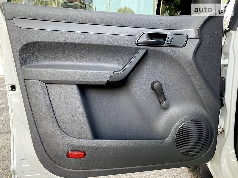 Вантажопасажирський фургон Volkswagen Caddy 2011 в Дніпрі