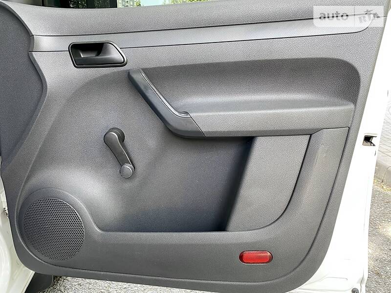 Вантажопасажирський фургон Volkswagen Caddy 2011 в Дніпрі