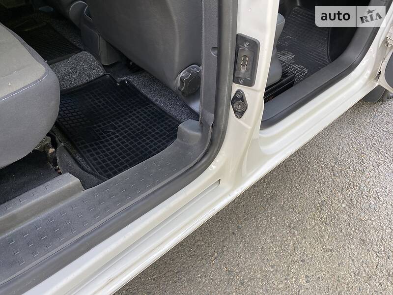 Вантажопасажирський фургон Volkswagen Caddy 2011 в Дніпрі