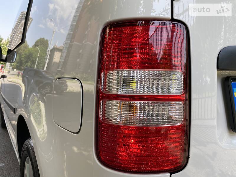Вантажопасажирський фургон Volkswagen Caddy 2011 в Дніпрі