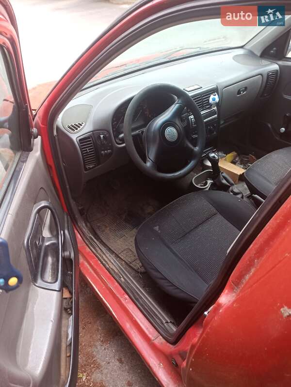 Вантажний фургон Volkswagen Caddy 2003 в Києві