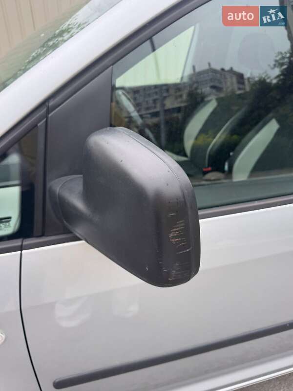 Мінівен Volkswagen Caddy 2014 в Благовіщенську