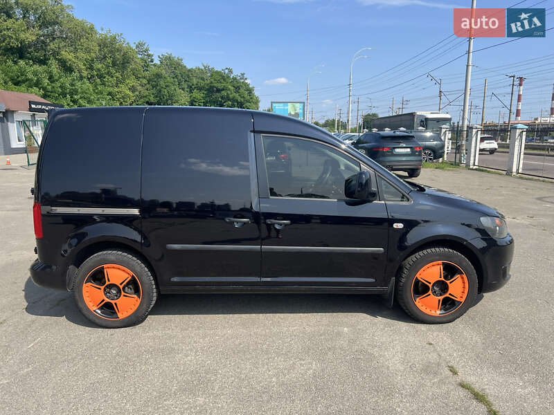 Грузовой фургон Volkswagen Caddy 2011 в Киеве
