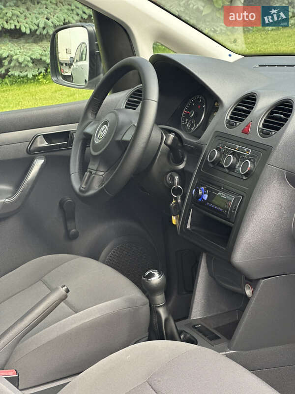 Грузовой фургон Volkswagen Caddy 2013 в Киеве