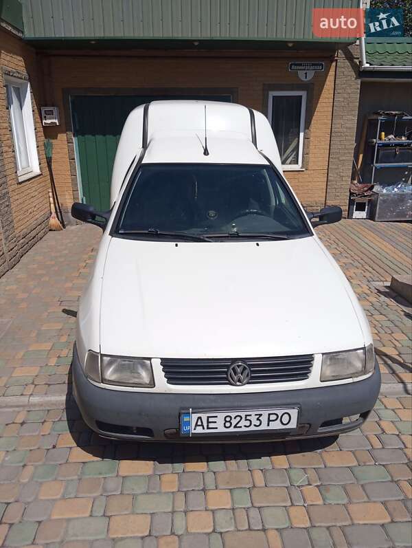 Грузовой фургон Volkswagen Caddy 2003 в 