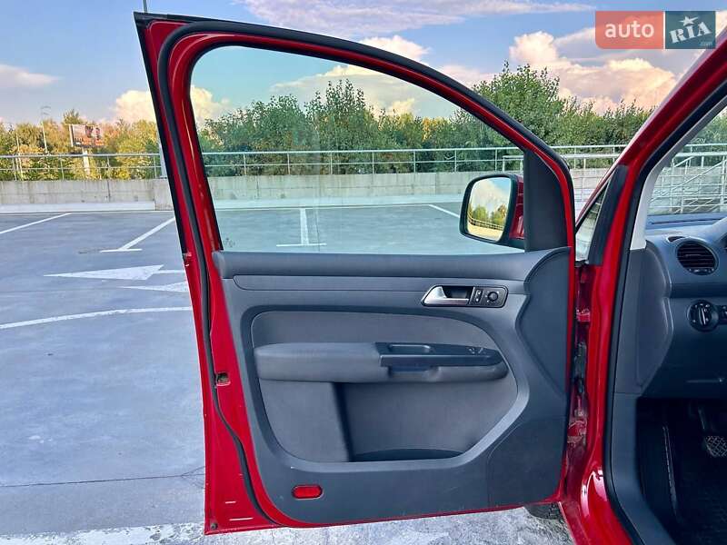 Мінівен Volkswagen Caddy 2014 в Києві