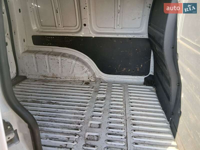 Вантажний фургон Volkswagen Caddy 2013 в Нових Санжарах