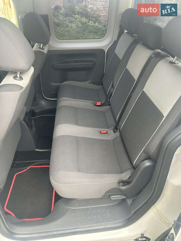 Мінівен Volkswagen Caddy 2011 в Нововолинську