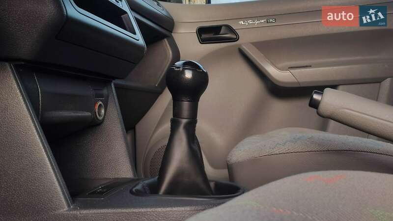 Грузовой фургон Volkswagen Caddy 2006 в Дрогобыче