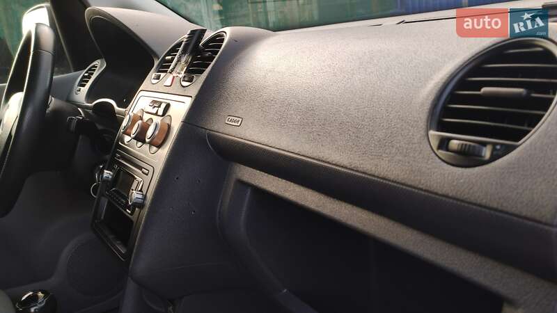 Грузовой фургон Volkswagen Caddy 2006 в Дрогобыче