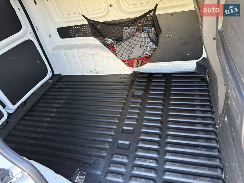 Вантажний фургон Volkswagen Caddy 2015 в Тернополі