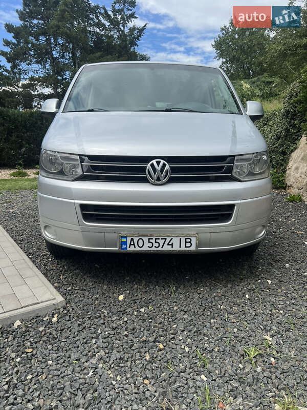 Volkswagen Caravelle 2012