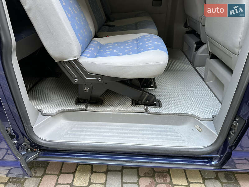 Минивэн Volkswagen Caravelle 2006 в Черновцах