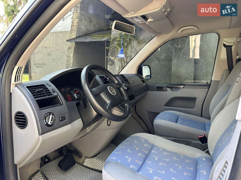 Минивэн Volkswagen Caravelle 2006 в Черновцах