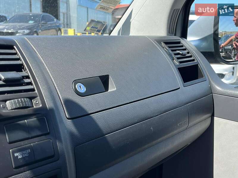 Минивэн Volkswagen Caravelle 2013 в Львове