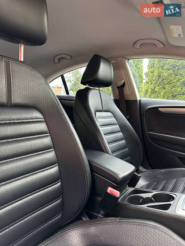 Купе Volkswagen CC / Passat CC 2010 в Стрые