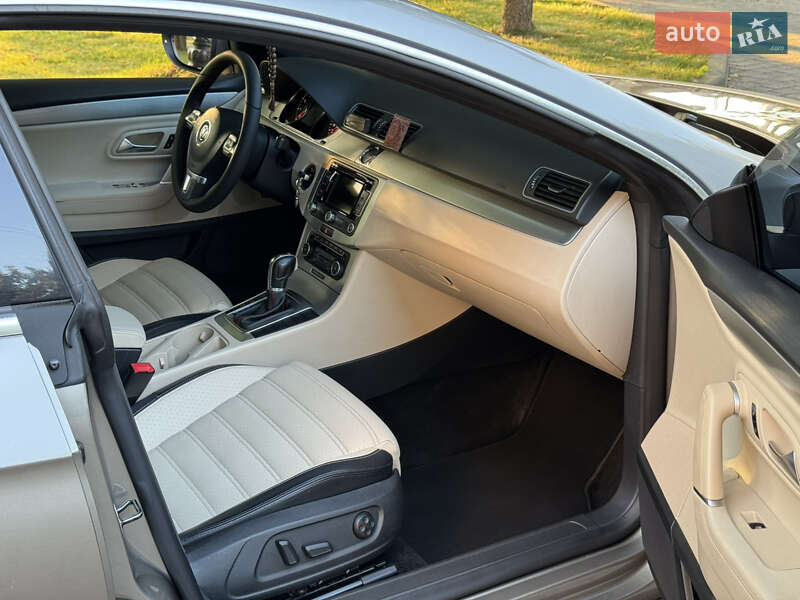 Купе Volkswagen CC / Passat CC 2010 в Брошневе-Осаде
