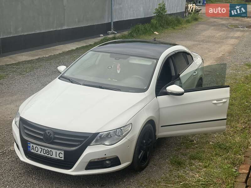 Купе Volkswagen CC / Passat CC 2011 в Ужгороде