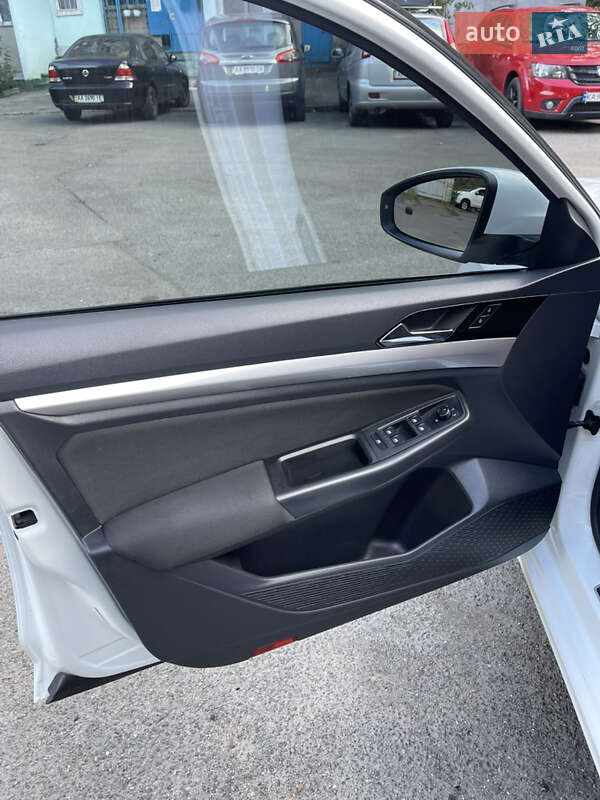 Седан Volkswagen e-Bora 2019 в Києві