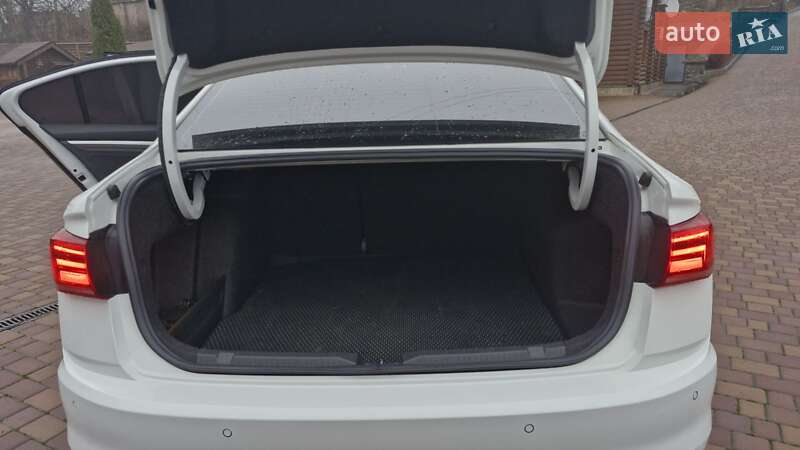 Седан Volkswagen e-Bora 2020 в Городищеві