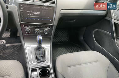 Хэтчбек Volkswagen e-Golf 2017 в 
