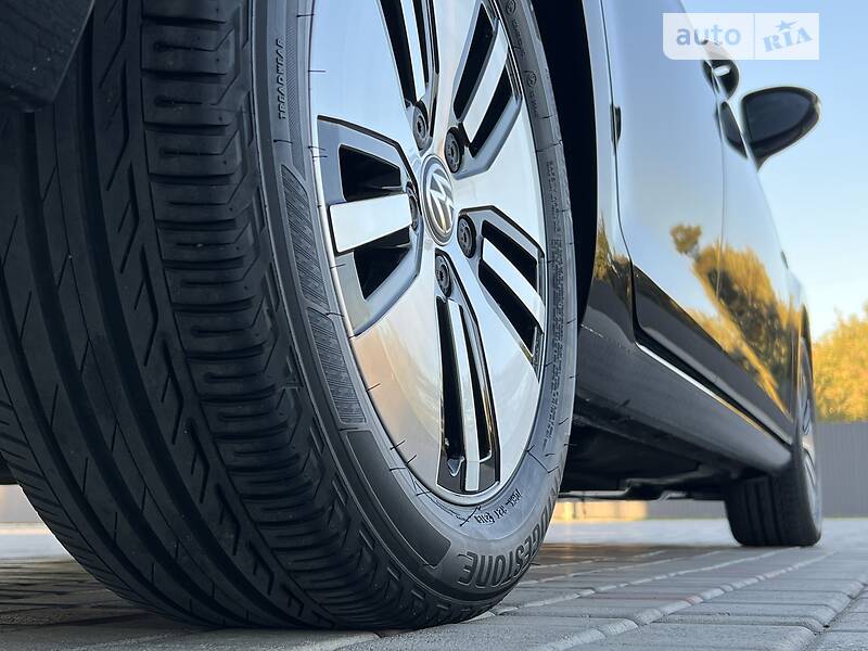 Хэтчбек Volkswagen e-Golf 2018 в Луцке