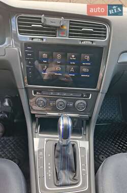 Хэтчбек Volkswagen e-Golf 2017 в 