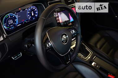 Хетчбек Volkswagen e-Golf 2018 в 