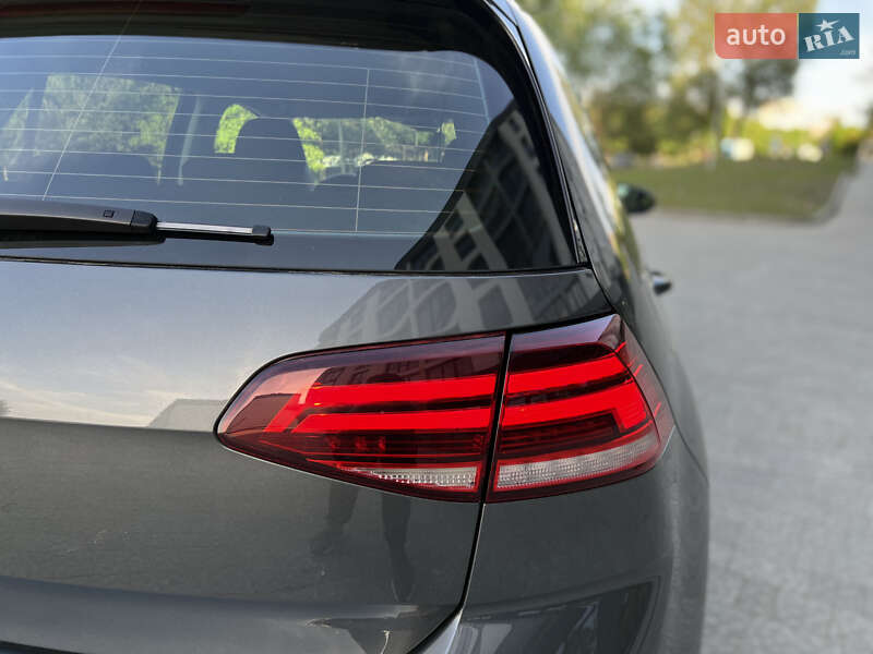 Хэтчбек Volkswagen e-Golf 2017 в Новояворовске