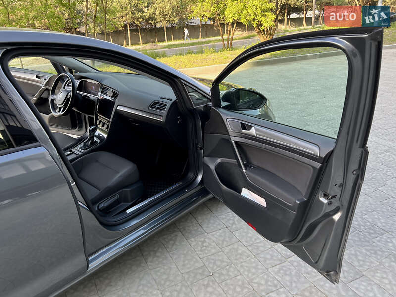 Хэтчбек Volkswagen e-Golf 2017 в Новояворовске