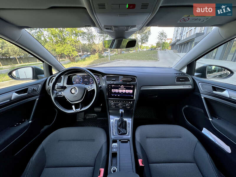 Хэтчбек Volkswagen e-Golf 2017 в Новояворовске