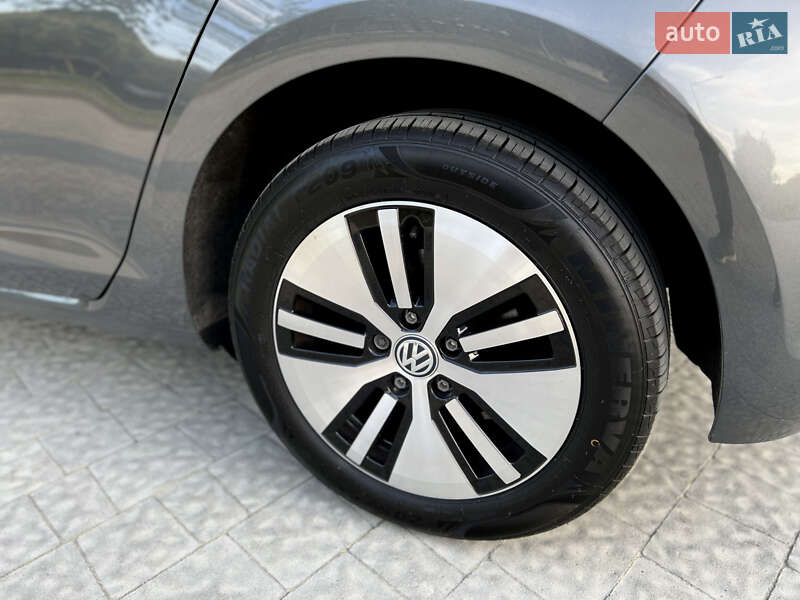 Хэтчбек Volkswagen e-Golf 2017 в Новояворовске