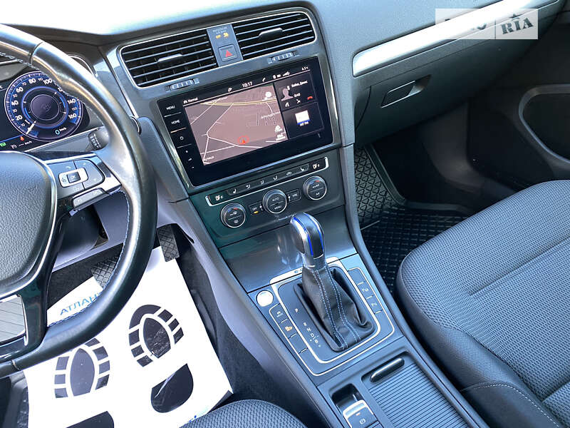 Хэтчбек Volkswagen e-Golf 2017 в Киеве