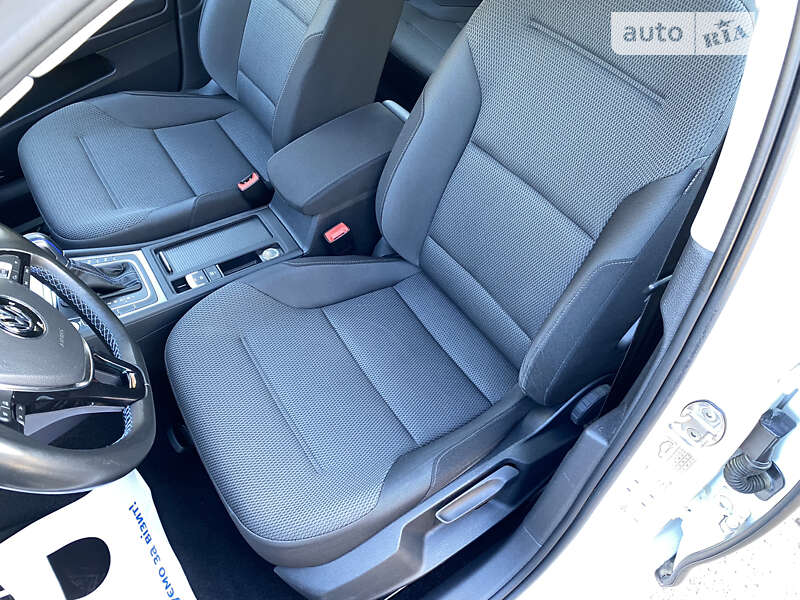 Хэтчбек Volkswagen e-Golf 2017 в Киеве