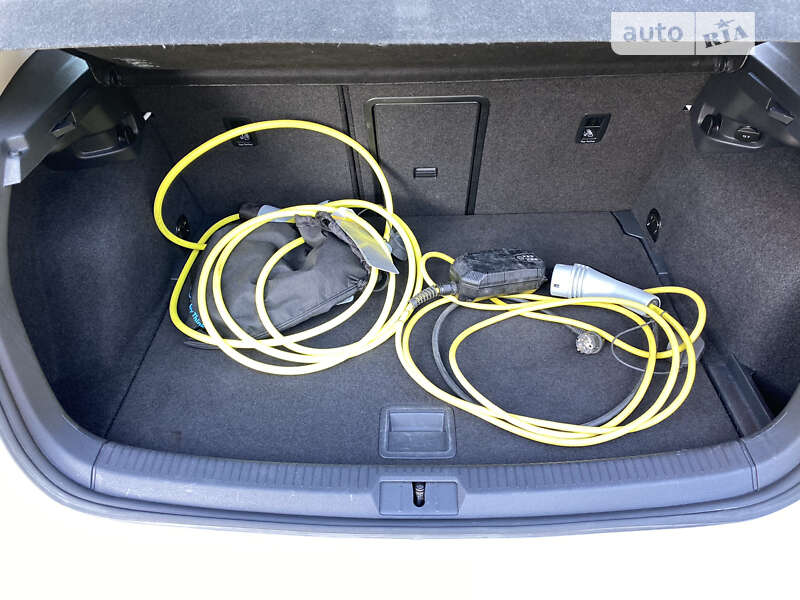 Хэтчбек Volkswagen e-Golf 2017 в Киеве