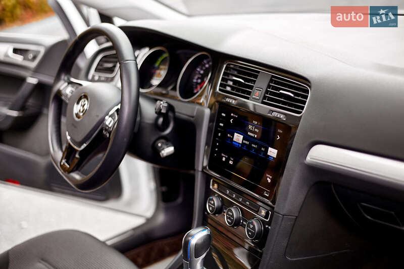 Хетчбек Volkswagen e-Golf 2020 в Дніпрі