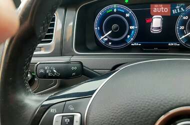 Хэтчбек Volkswagen e-Golf 2017 в 