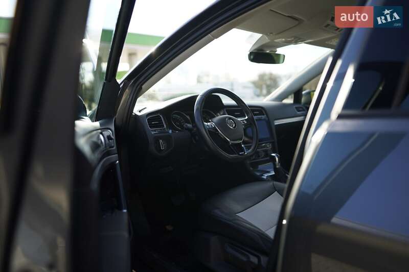 Хетчбек Volkswagen e-Golf 2018 в Житомирі