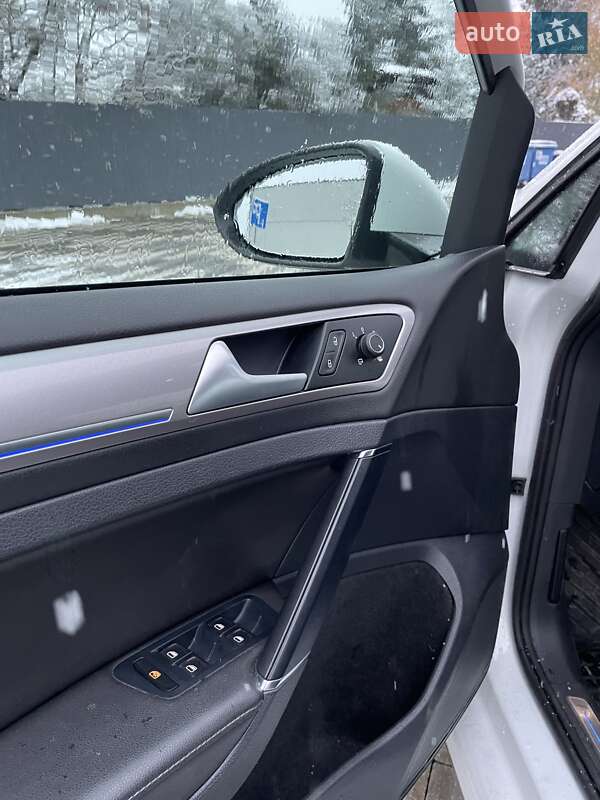 Хетчбек Volkswagen e-Golf 2014 в Ужгороді