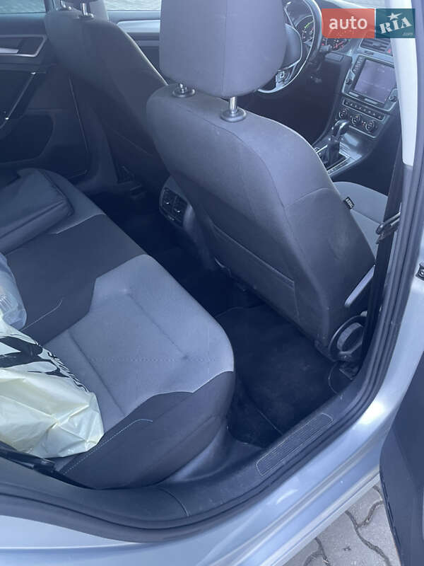 Хэтчбек Volkswagen e-Golf 2015 в Черновцах фото 12 Хэтчбек Volkswagen e-Golf 2015 в Черновцах