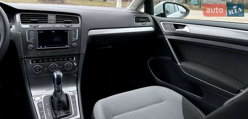 Хэтчбек Volkswagen e-Golf 2016 в Хороле фото 19 Хэтчбек Volkswagen e-Golf 2016 в Хороле