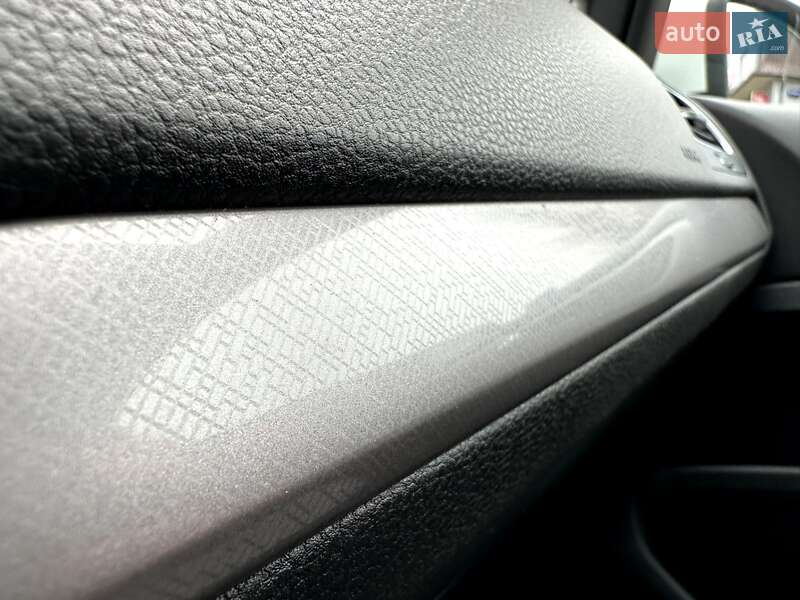 Хэтчбек Volkswagen e-Golf 2016 в Хороле фото 29 Хэтчбек Volkswagen e-Golf 2016 в Хороле